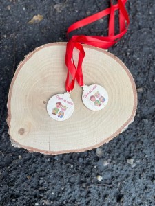 Drewniany medal z napisem UCZEŃ NA MEDAL 