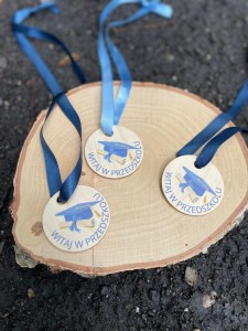 Drewniany medal z napisem WIATAJ W PRZEDSZKOLU