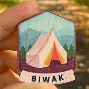 Przypinka drewniana Biwak pins, znaczek 